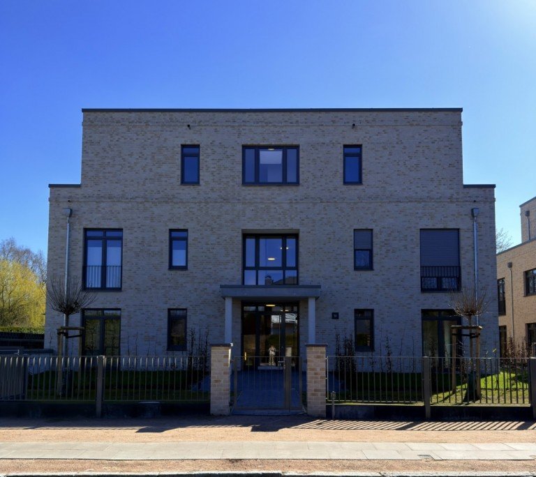 Vorderansicht Hamburg Penthousewohnung +++ Design trifft Komfort: Luxus im Alltag - S�dterrasse mit Blick ins Parkgrundst�ck +++