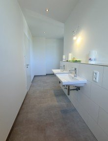 Masterbad +++ Design trifft Komfort: Luxus im Alltag - S�dterrasse mit Blick ins Parkgrundst�ck +++