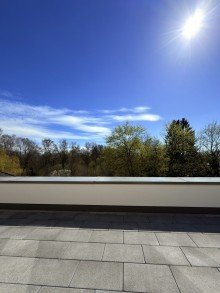 Sonnenterrasse mit Blick ins Parkgrundst�ck +++ Design trifft Komfort: Luxus im Alltag - S�dterrasse mit Blick ins Parkgrundst�ck +++