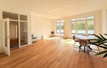 Wohnzimmer + K�che +++ Design trifft Komfort: Luxus im Alltag - S�dterrasse mit Blick ins Parkgrundst�ck +++